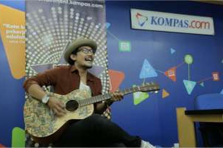Vokalis Sandy Canester menyanyikan single terbarunya, Sedang Jatuh Cinta, di kantor redaksi Kompas.com, Jalan Palmerah Selatan, Jakarta Pusat, Kamis (27/10/2016).