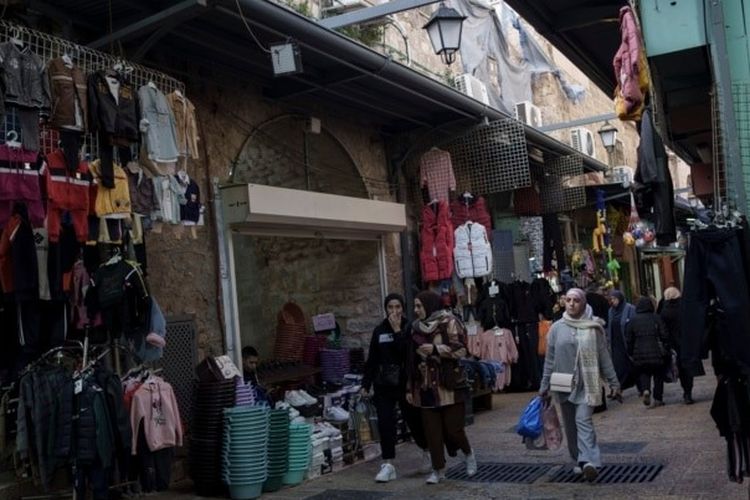 Sejumlah musliman berjalan di pasar di Kota Tua Yerusalem menjelang bulan puasa Ramadan, Kamis, 7 Maret 2024.