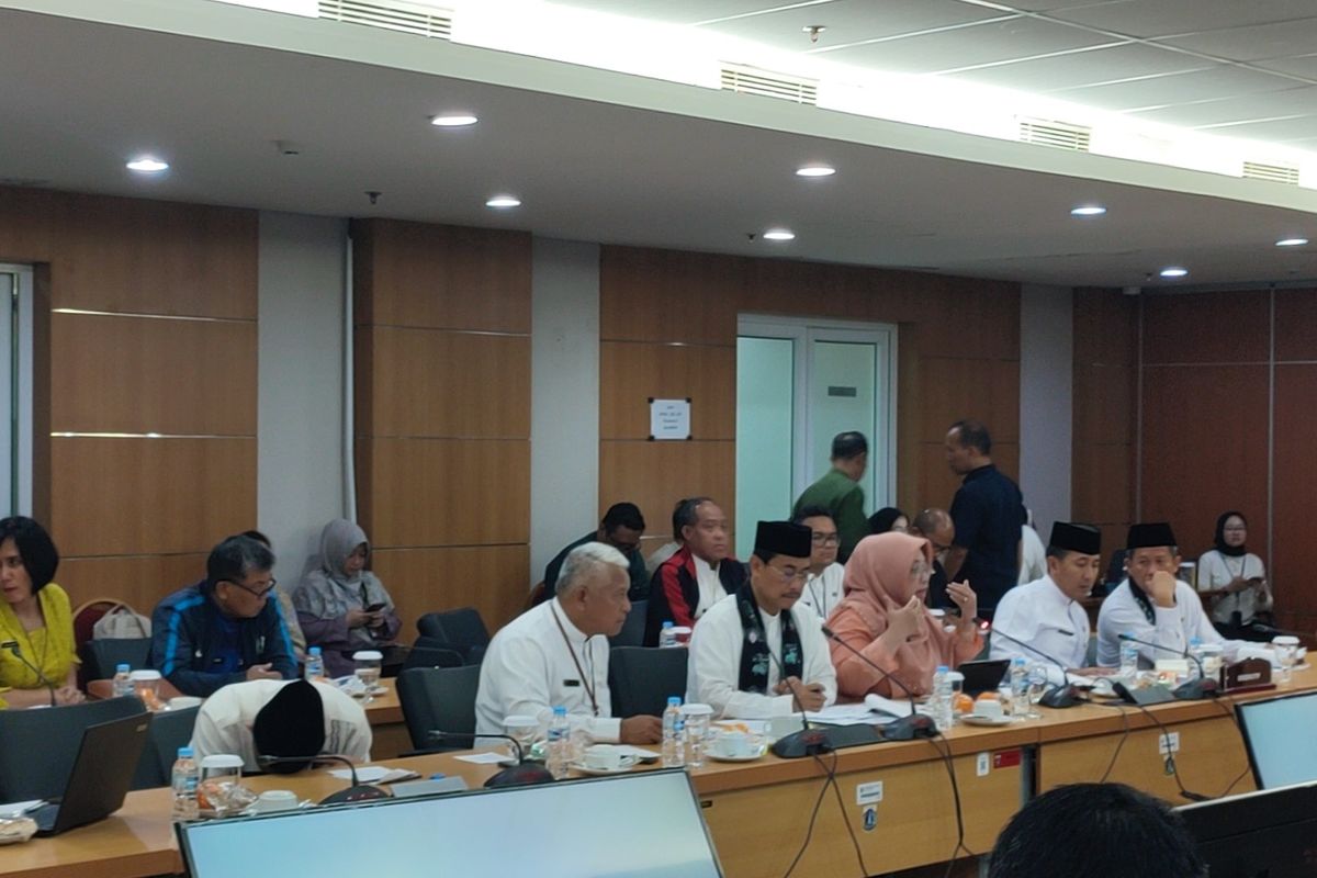 Kepala Dinas Pendidikan DKI Jakarta, Nahdiana saat menjelaskan SPMB di DPRD Jakarta, Jumat (23/5/2025).