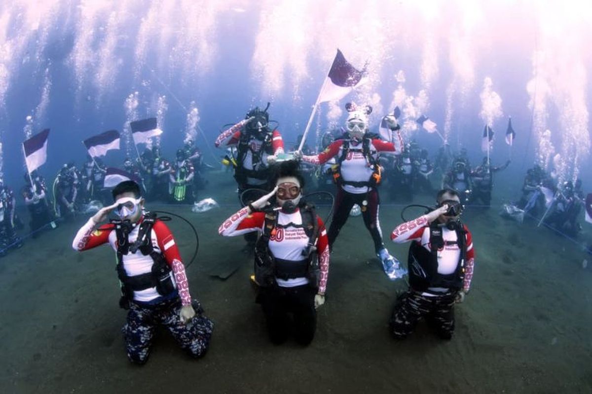 Upacara bendera bawah laut di Ternate meriahkan HUT ke-80 RI.
