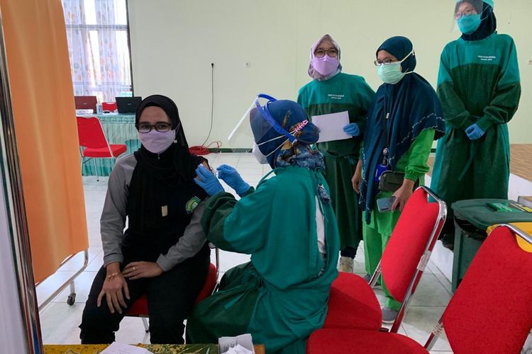 DIVAKSIN-Salah satu nakes RSUD Sogaten Kota Madiun mendapatkan vaksin booster moderna di aula rumah sakit tersebut.