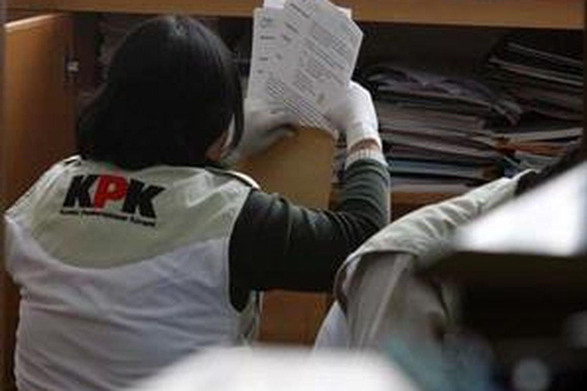 Penyidik KPK menggeledah Kantor Green Energy Solution di Jakarta, Selasa (5/5), terkait laporan dugaan korupsi proyek CMS PLN Jatim senilai Rp 360 miliar.