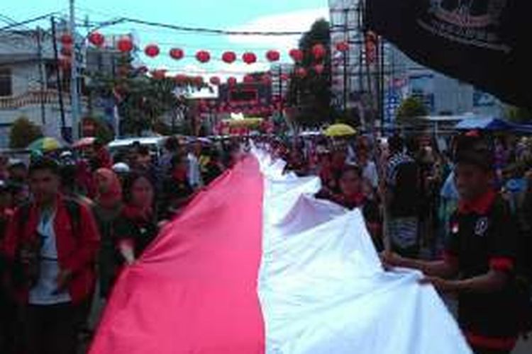 Bendera merah putih sepanjang 108 meter ramaikan pawai imlek di Lombok