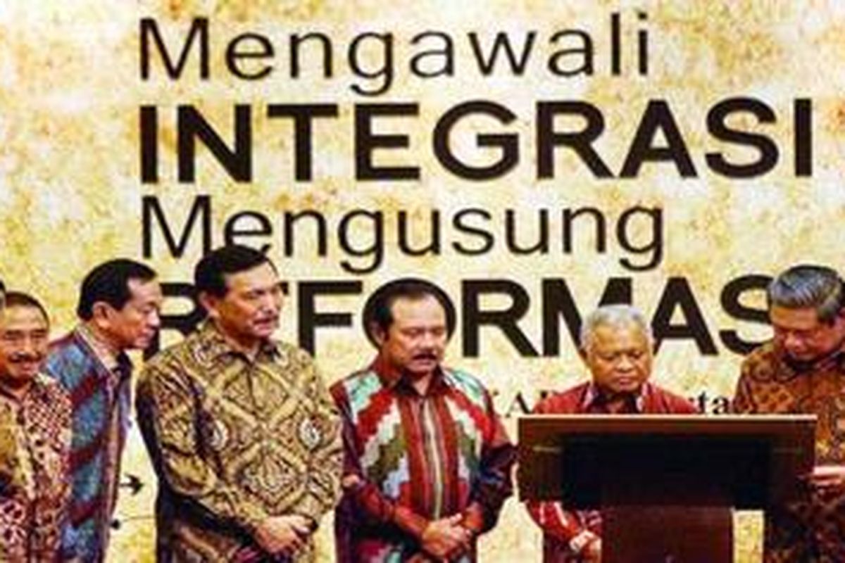 Marsekal Muda (Purn) Sri Bujono, mantan Kapolri Jenderal (Purn Pol) Suroyo Bimantoro, Jenderal (Purn) Luhut Panjaitan, mantan KSAD Jenderal (Purn) Subagyo HS, dan Menteri Pertahanan Purnomo Yusgiantoro (kiri ke kanan) mendampingi Presiden Susilo Bambang Yudhoyono saat menandatangani sampul buku Mengawali Integrasi, Mengusung Reformasi di Balai Kartini, Jakarta, Selasa (2/10). Buku itu berisi sejarah pengabdian alumni Akabri angkatan 1970.