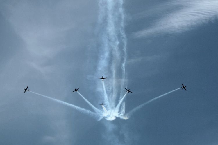 Jupiter Aerobatic Team turut meramaikan peringatan HUT ke 71 TNI AU di Lapangan Udara (Lanud) Halim Perdanakusma, Jakarta Timur, Minggu (9/4/2017), dengan menunjukkan kebolehannya melakukan akrobat di udara.