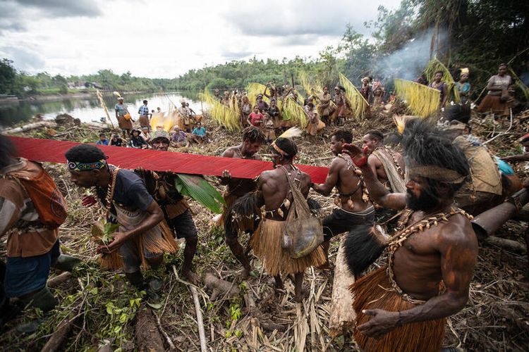 Suku Awyu berkumpul saat upacara pemasangan tanda di kampung Kowo, Boven Digoel, Papua Selatan, 24 Juni 2023.
