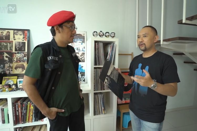 Ronald Surapradja menunjukkan album piringan hitam yang ditandatangani Bono kepada Andre Taulany (bidikan layar YouTube Taulany TV)