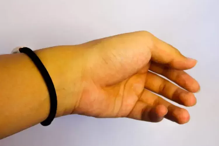Gelang hitam di tangan kiri sering dianggap punya makna tersembunyi. Benarkah simbol perlindungan, atau sekadar tren fashion?