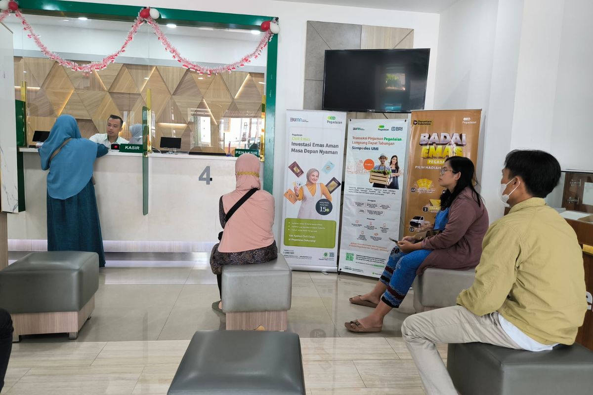 Suasana transaksi nasabah di Pegadaian Cabang Jember, Senin (22/9/2025).