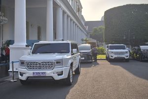 Maung-maung Putih Berdatangan ke Istana Kepresidenan Antarkan Para Menteri