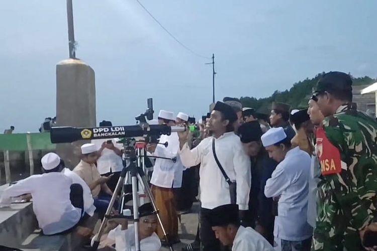 Petugas pemantau hilal saat melaksanakan pemantauan hilal di Pantai Gebang, Kabupaten Bangkalan jelang penentuan awal puasa di bulan Ramadhan 2025, Jumat (28/2/2025). 