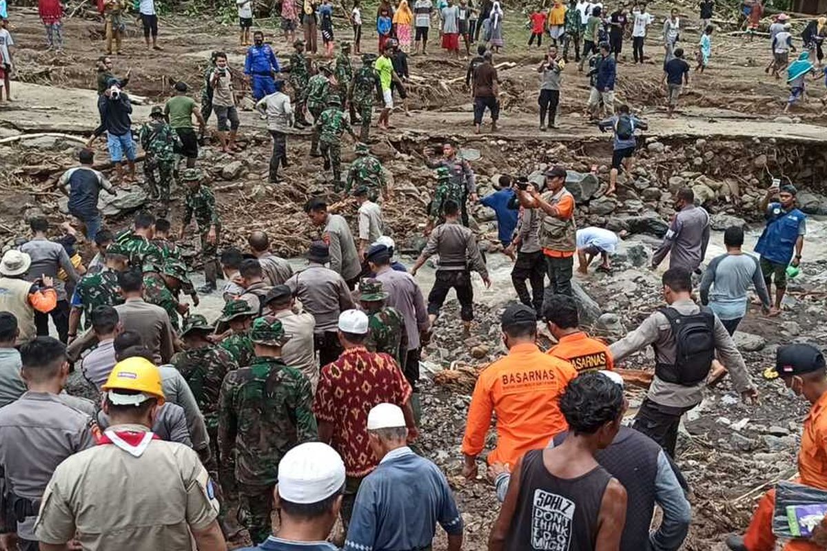 Korban hilang saat banjir dan longsor di Lombok Barat ditemukan meninggal, Selasa (7/12/2021).