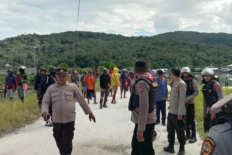 Aparat kepolisian dan TNI berusaha menghalau kelompok warga yang terlibat bentrok di kecamatan Kei Besar, kabupaten Maluku Tenggara, Maluku Sabtu (12/11/2022)