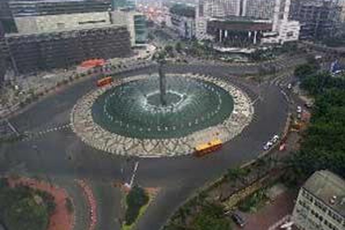 Suasana di Bundaran Hotel Indonesia, Jakarta, September 2007 sekitar pukul 11.00, lengang oleh aktivitas kendaraan roda empat dan dua.