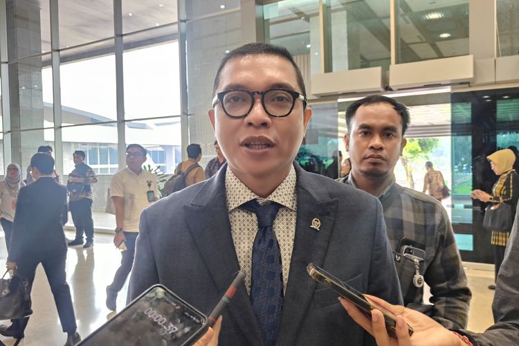 Ketua DPP Partai Persatuan Pembangunan (PPP) Achmad Baidowi atau Awiek ditemui di Kompleks Parlemen Senayan, Jakarta, Senin (1/7/2024).