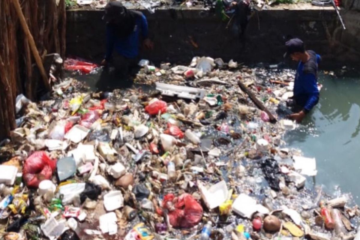 Petugas Satgas dari Pemerintah Kota depok mengangkat bendungan sampah di Setu Pedongkelan, Selasa (27/11/2018).