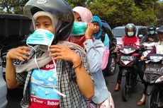 Abu Vulkanik Masuk Mataram, BPBD Terjun Bagikan Masker 