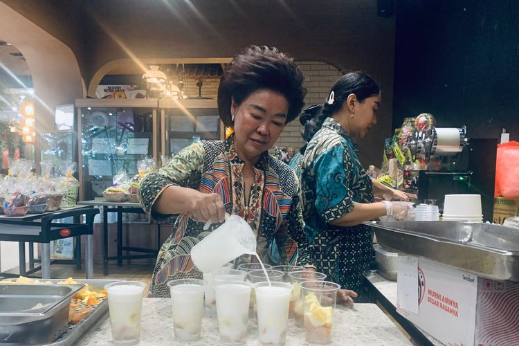 Bu Rudy salah satu legenda kuliner Surabaya sedang meracik kolak.