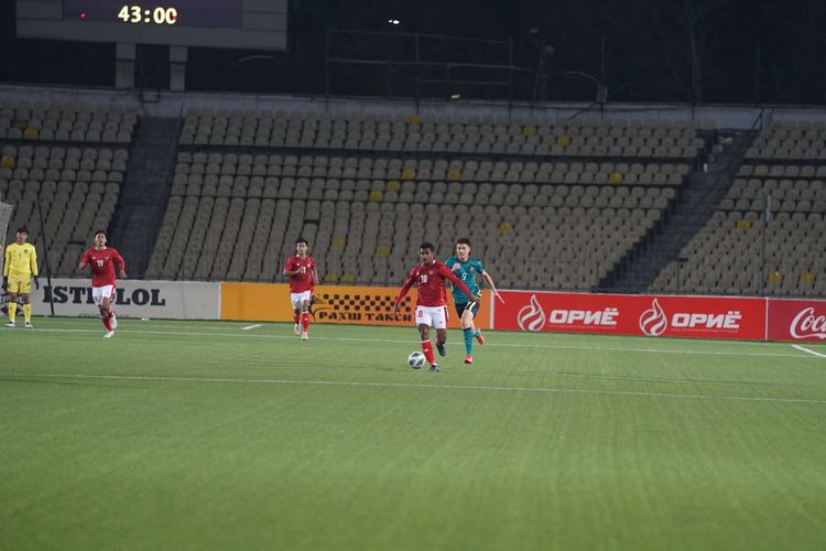 Aksi pemain timnas U23 Indonesia saat melawan Australia pada laga Kualifikasi Piala Asia U23 2022 di Tajikistan, Selasa (26/10/2021).