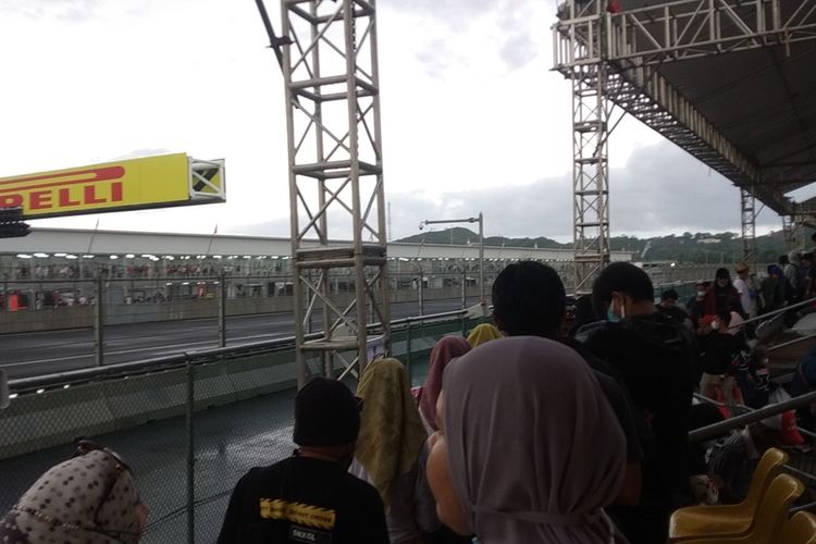 suasana penonton tribun sirkuit MotoGP