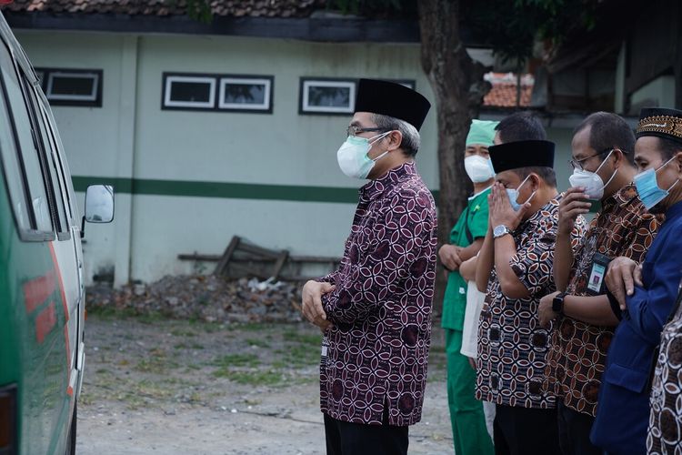 Bupati Bantul Abdul Halim Muslih Sholat Jenasah Almarhum Widodo Lestari (46) Nakes di RSUD Panembahan Senopati Bantul