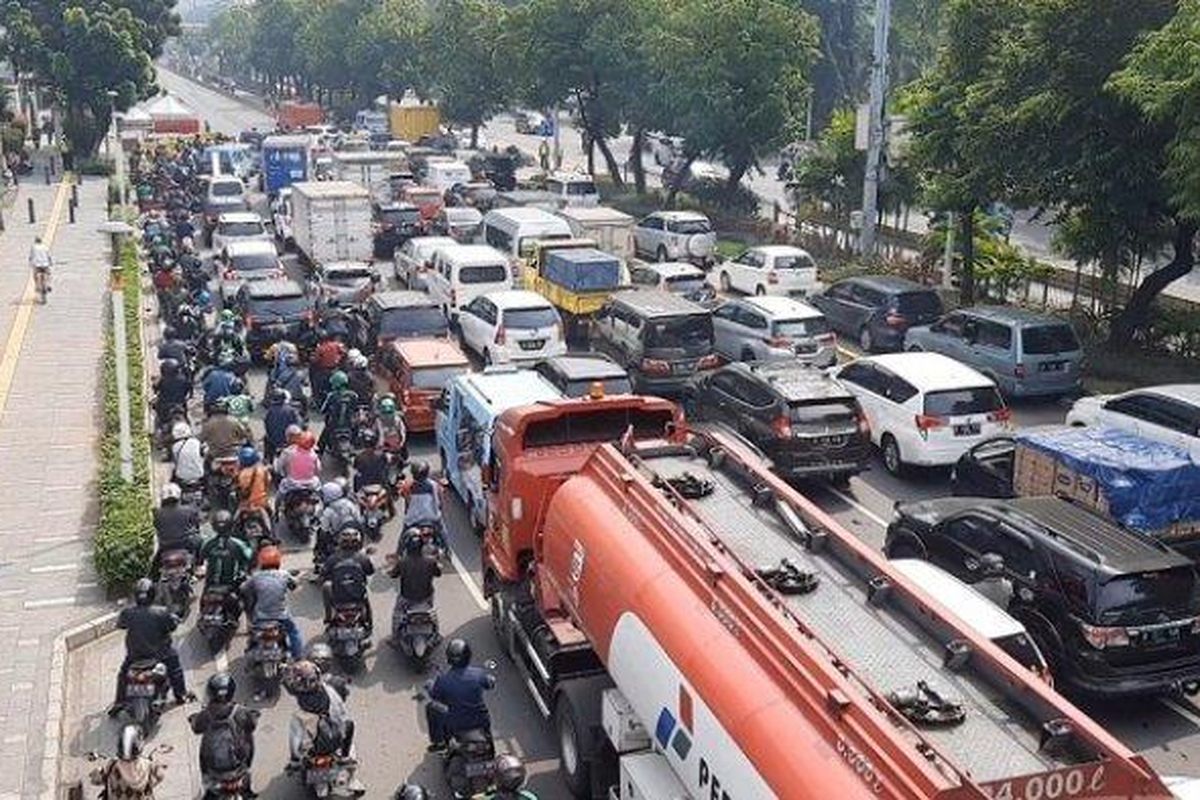 Jalan Salemba Raya Jakarta Pusat macet total pada hari ketiga penerapan  Pemberlakuan Pembatasan Kegiatan Masyarakat (PPKM) Darurat, Senin, (5/7/2021).