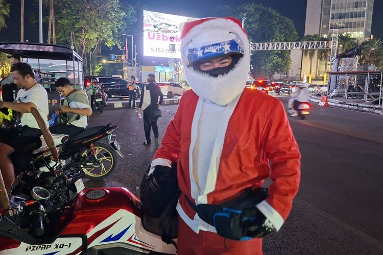 Sosok "Santa Claus" Bagi-bagi Hadiah Kala Malam Natal di Bundaran HI