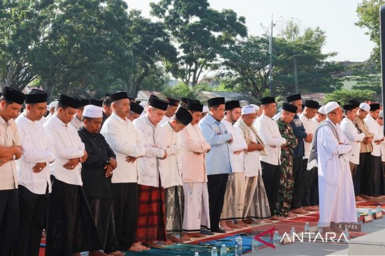 Masyarakat dan ASN mengikuti shalat istisqa (shalat minta hujan) yang digelar di halaman Masjid Agung Baitul Makmur Meulaboh, ibu kota Kabupaten Aceh Barat, Rabu (28/1/2026). 