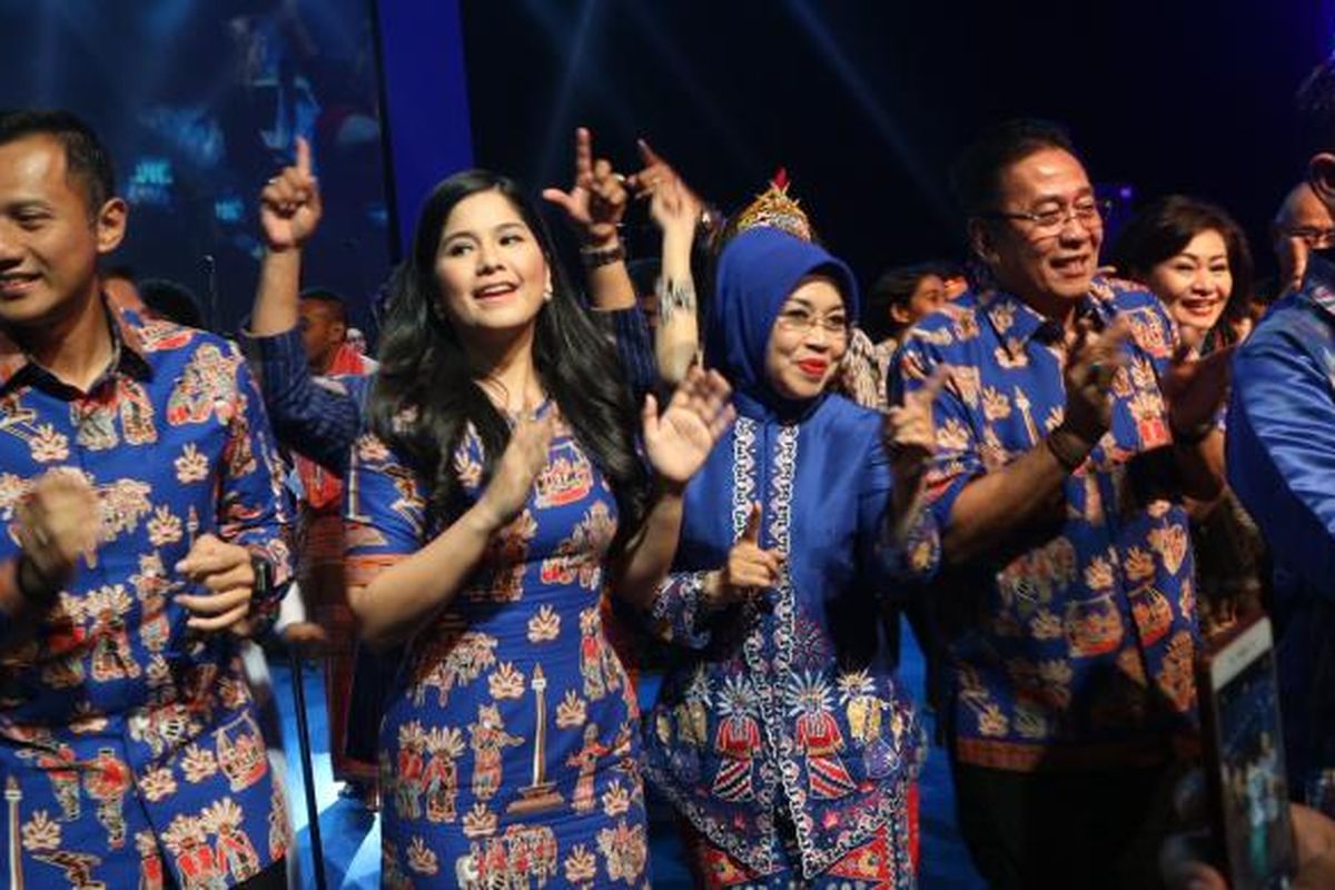 Pasangan calon gubernur dan wakil gubernur DKI Jakarta nomor pemilihan 1 Agus Harimurti Yudhoyono-Sylviana Murni berjoget di acara Natal Nusantara Partai Demokrat di JCC, Senayan, Jakarta, Sabtu (21/1/2017).