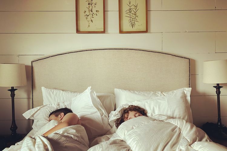 Jangan asal tidur, beberapa posisi tidur bisa kontra dengan kondisi kesehatan Anda, termasuk gangguan asam lambung.