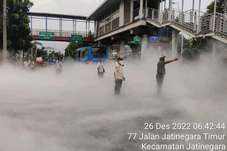 Penampakan asap putih menutupi Jalan Jatinegara Timur, Jakarta Timur, Senin (26/12/2022) pagi. 