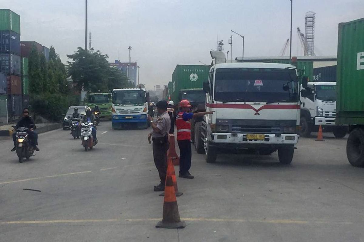 Arus lalu lintas di kawasan JICT, Tanjung Priok, Jakarta Utara, Jumat (5/4/2019) kembali lancar. Sebelumnya lalu lintas sempat macet karena padatnya jadwal bongkar muat akibat hari libur, Rabu (3/4/2019) kemarin dan adanya truk trailer yang mogok. 