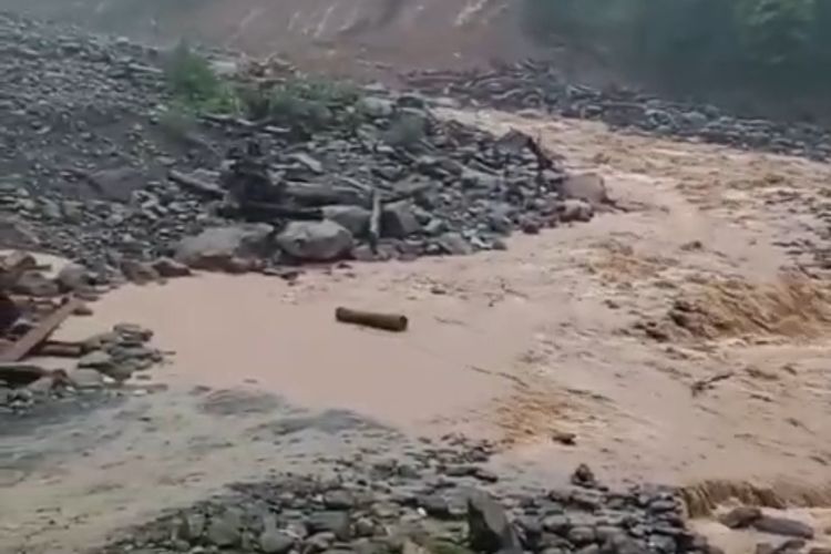 Air Meluap ke Badan Jalan Weh Porak, Akses Bireun-Takengon Lumpuh Lagi