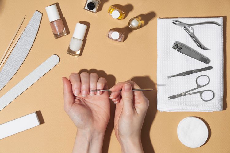 Ilustrasi nail art. Terlalu sering nail art bisa merusak kesehatan kuku dan memicu risiko alergi, infeksi, hingga paparan sinar UVA dari lampu pengering.
