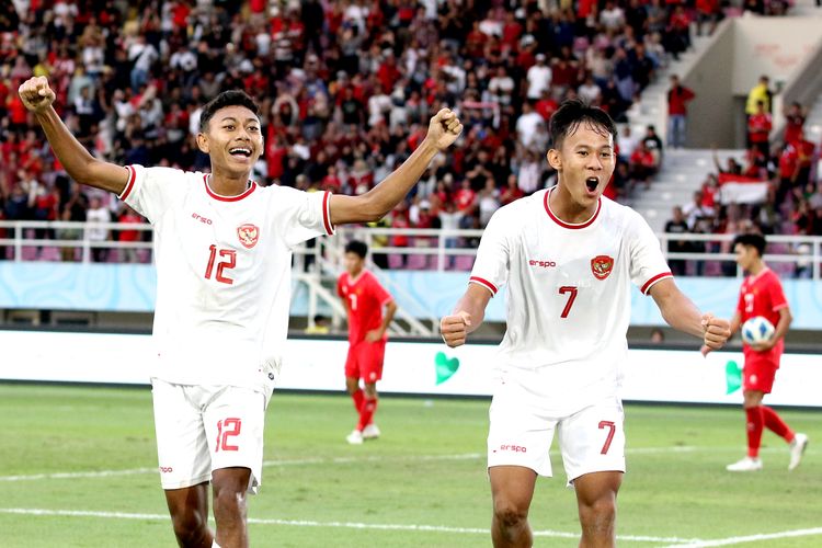 Dua pemain Timnas U16 Indonesia Daniel Alfrido Daniel Alfrido dan Muhammad Zahaby Gholy saat laga perebutan tempat ketiga Piala AFF U16 2024 melawan Vietnam yang berakhir dengan skor 5-0 di Stadion Manahan Solo, Rabu (3/7/2024) sore.