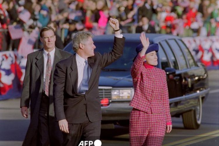 Presiden Bill Clinton dan istrinya Hillary Clinton saat parade pelantikan di Gedung Putih, Washington DC, AS, 20 Januari 1993.