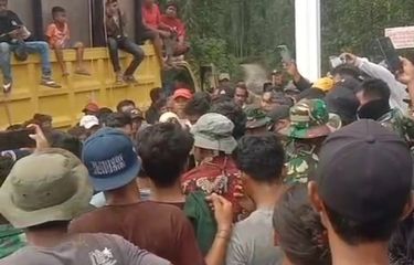 Warga membongkar plang dan meminta anggota Satgas PKH meninggal Taman Nasional Tesso Nilo, di Kabupaten Pelalawan, Riau, Senin (24/11/2025).