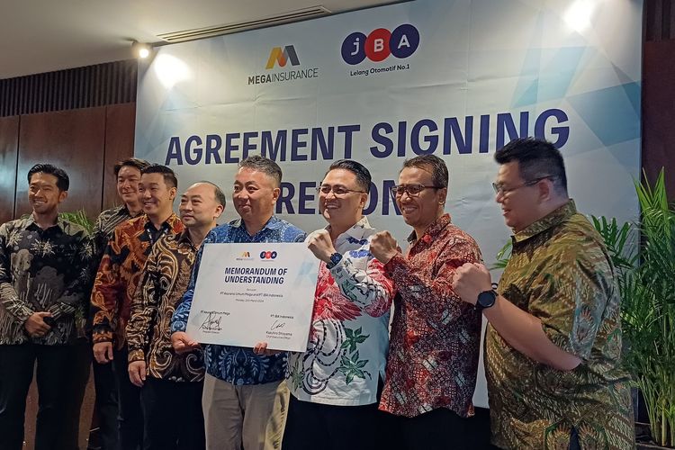 Chief Executive Officer JBA Indonesia Kazuhiro Shioyama dan President Director Mega Insurance Tomy Ferdiansah dalam Agreement Signing Ceremony di Menara Bank Mega, Jakarta, Selasa (26/3/2024).