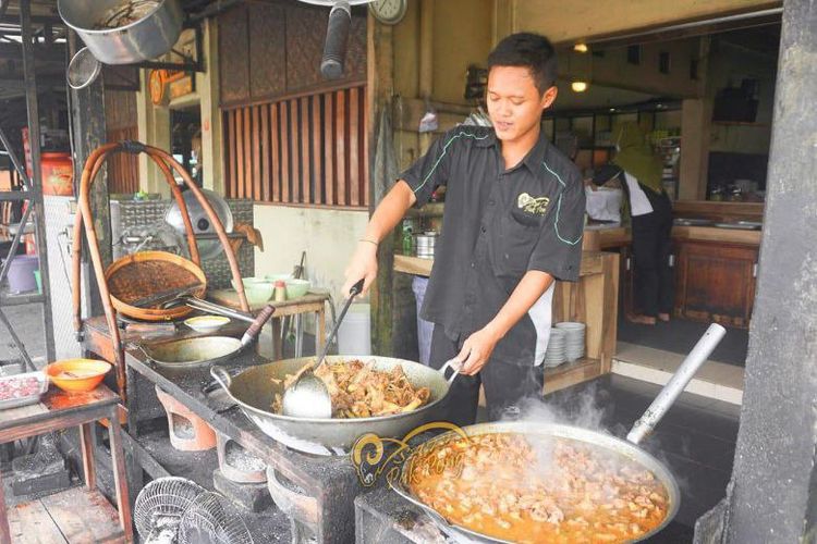 Sate Klathak Pak Pong termasuk salah satu wisata kuliner yang melegenda di Yogyakarta.