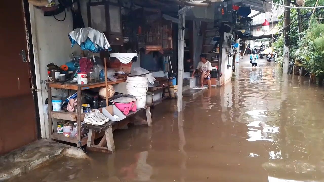 Dinas SDA DKI Siagakan Petugas dan Pompa untuk Atasi Banjir di Jakarta