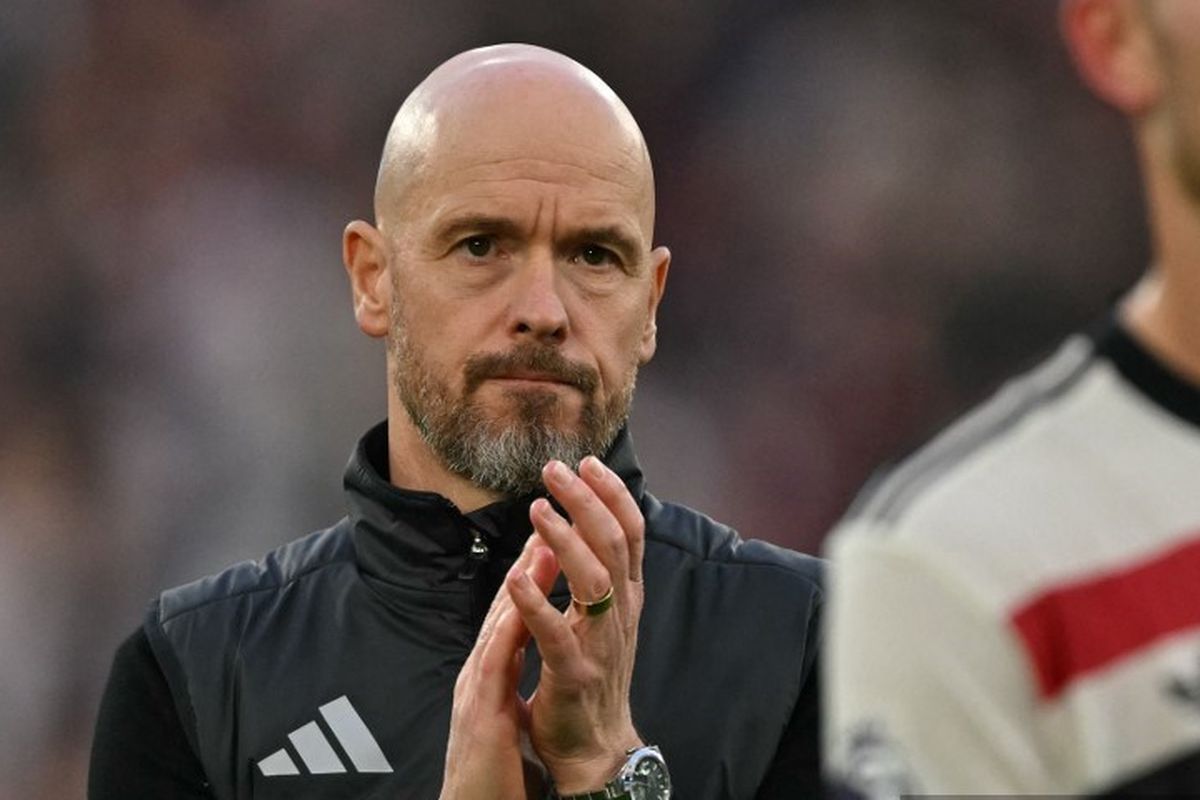 Erik ten Hag melakukan aplaus usai partai Liga Inggris 2024-2025 antara West Ham United vs Man United di Stadion London, pada 27 Oktober 2024. West Ham memenangkan pertandingan dengan skor 2-1. (Photo by Glyn KIRK / AFP)