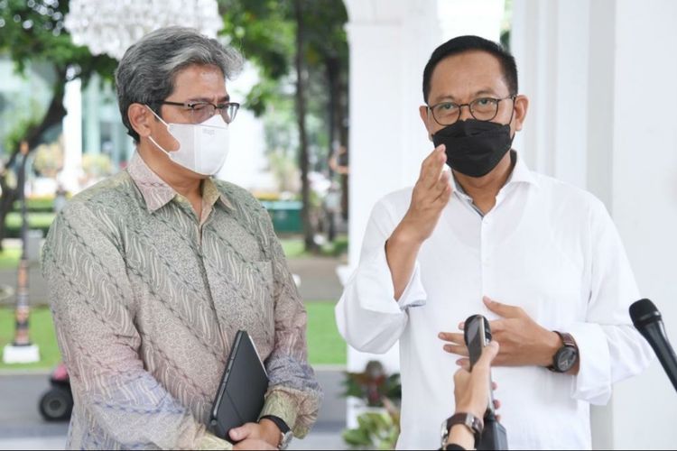 Kepala Otorita IKN Bambang Susantono dan Wakil Kepala IKN Dhony Rahajoe usai bertemu Presiden Joko Widodo di Istana Negara, Selasa (29/3/2022).