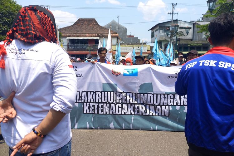 Tuntutan Buruh di Kantor Gubernur DIY dan Penghapusan Outsourching