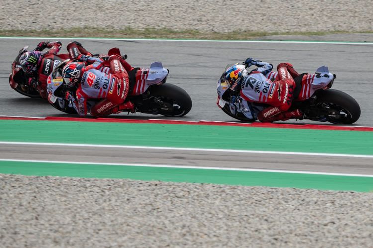 Kedua pebalap Gresini Racing, Alex Marquez dan Fabio Di Giannantonio, saat berlaga pada MotoGP Catalunya 2023