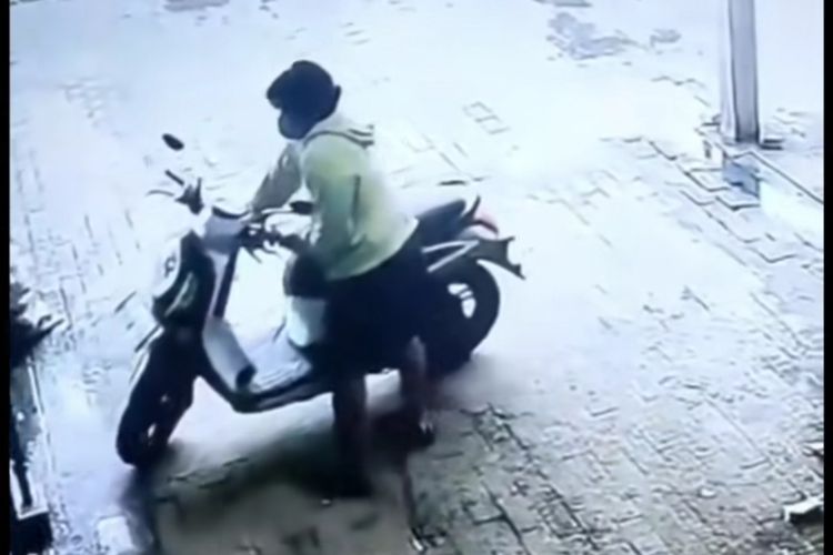 Tangkapan layar dari rekaman CCTV yang memperlihatkan maling mencuri sepeda motor Honda Scoopy milik pedagang es kelapa bernama Bimo di wilayah Pondok Ungu Permai, Bekasi Utara, Selasa (2/5/2023).