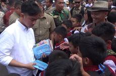 Menuju Toraja Utara, Wapres Gibran Bagikan Susu, Buku, dan Peralatan Sekolah di Jalan