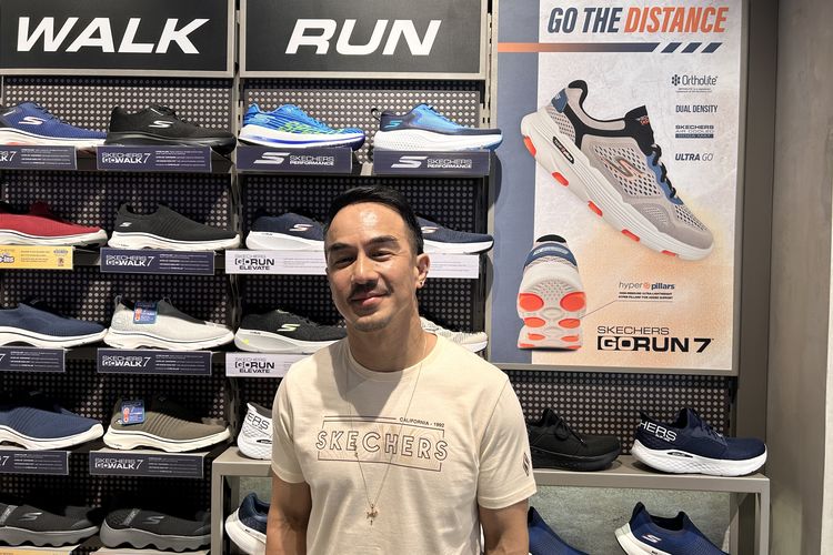 Joe Taslim Bagikan Tips dalam Memilih Sepatu: Nyaman dan Fungsional