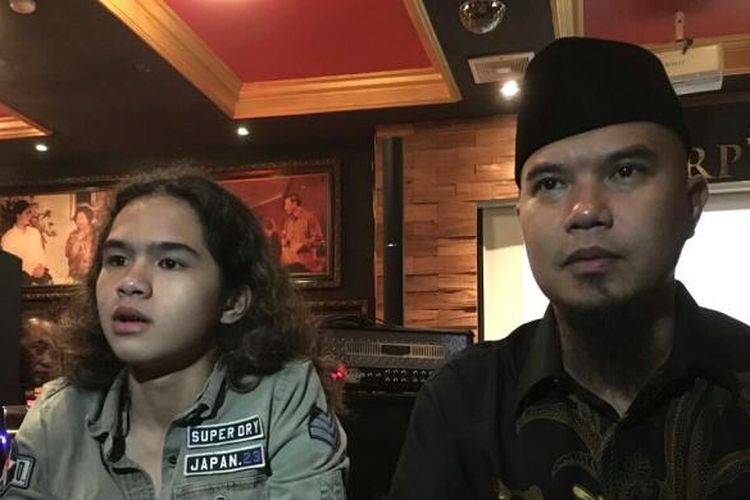 Artis musik Ahmad Dhani dan putranya, Dul saat diabadikan di Sarinah, Thamrin, Jakarta Pusat, Selasa (14/2/2017) malam.
