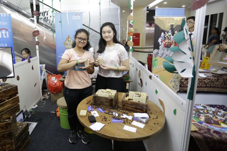 Siswa Stella Maris School, yang mendirikan Ardent Naturae Student Company, memamerkan produk inovasi mereka, Scoffee, sabun yang terbuat dari ampas kopi. Pameran bisnis ini merupakan rangkaian kegiatan Regional Student Company Competition 2018 yang diadakan oleh Prestasi Junior Indonesia bersama Citi Indonesia dan AIG Indonesia di Atrium Green Pramuka Square, Jakarta, Sabtu (28/7).