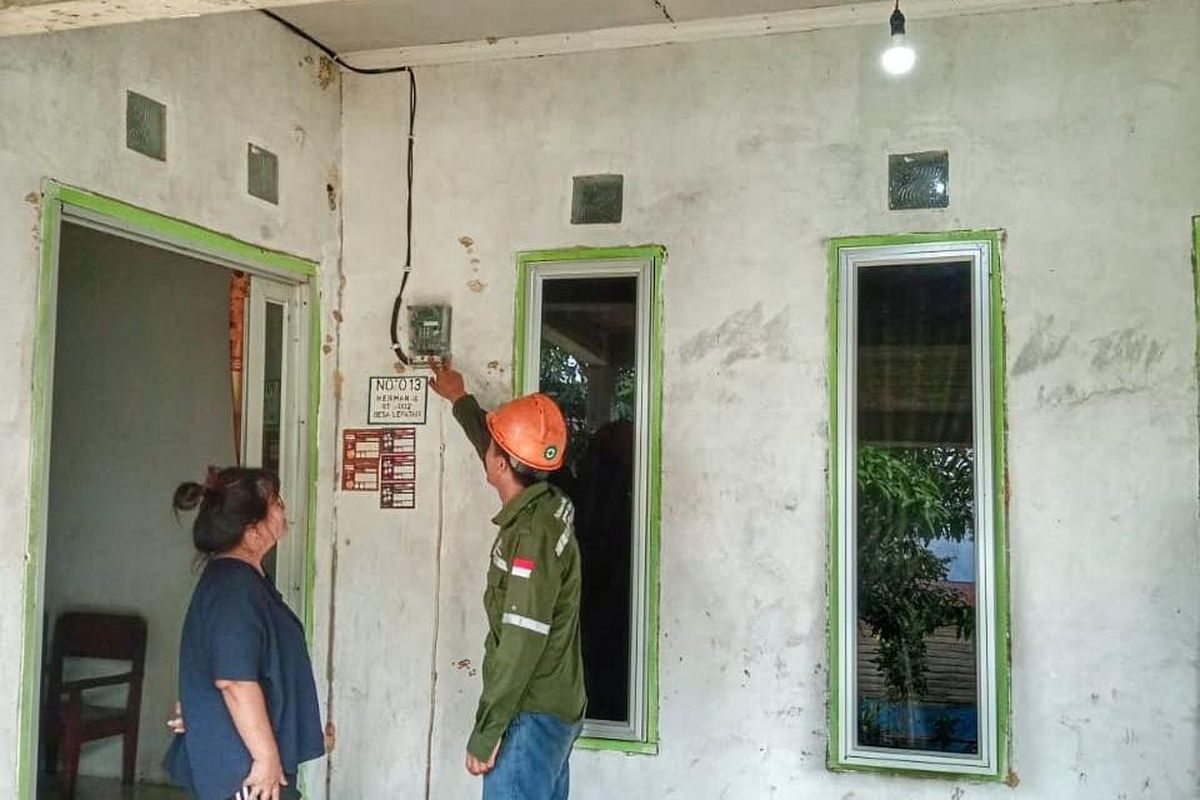 Petugas PLN melakukan penyalaan listrik di salah satu rumah warga di Kecamatan Krayan Timur, Kalimantan Utara. Kini 7 desa di Kalimantan Utara, yakni Desa Pa Raye, Desa Long Mangan, Desa Buduk Kubul, Desa Pamulak, Desa Long Puak, Desa Painan, dan Desa Long Kabid dapat menikmati listrik PLN 24 jam penuh setiap harinya.
